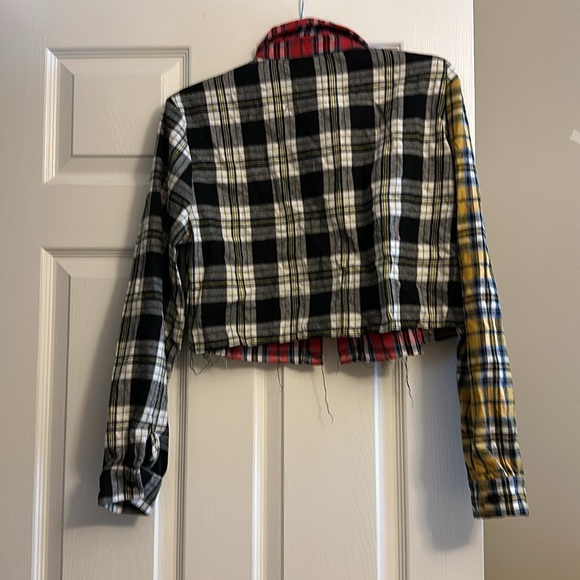 New with tags, Women’s cut off multi- plaid button down shirt size medium - Picture 2 of 2
